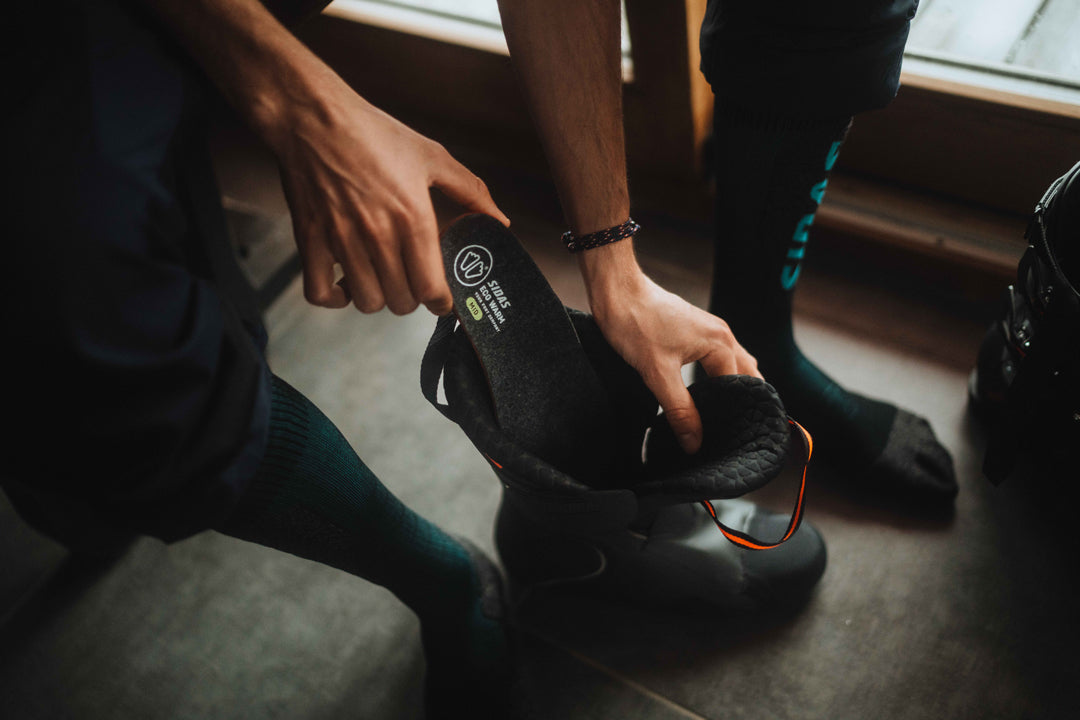 How can you avoid sore feet when skiing?